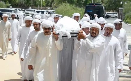 وداعاً لسمو الشيخ هزاع بن سلطان بن زايد آل نهيان .. الشيوخ يؤدون صلاة الجنازة