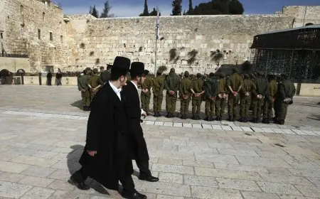 الحاخام الأكبر السابق يدعو الحريديم للتمرد: هل تتصاعد أزمة التجنيد في إسرائيل؟