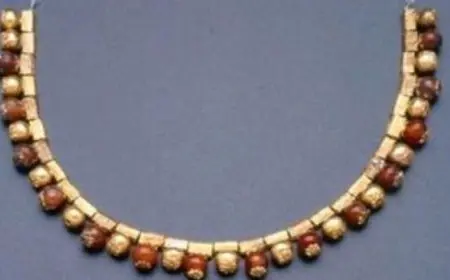 قلادة ذهبية عمرها 2500 عام تعود إلى تركيا بعد 4 عقود