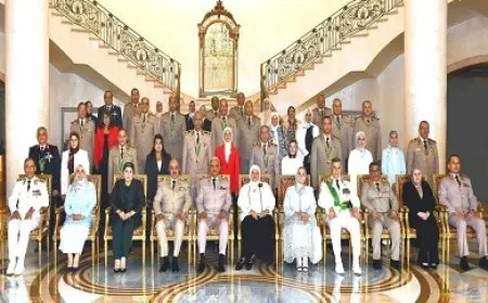 وزير الدفاع يكرم قادة القوات المسلحة الذين أوفوا العطاء بالقوات المسلحة