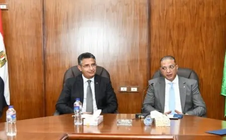 وزير التموين ومحافظ الفيوم يبحثان مع أعضاء الغرفة التجارية دور الغرفة في تعزيز الاقتصاد المحلي والتنمية المستدامة