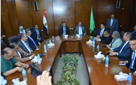 وزير التموين ومحافظ الفيوم يعقدان اجتماعا مع أعضاء الغرفة التجارية