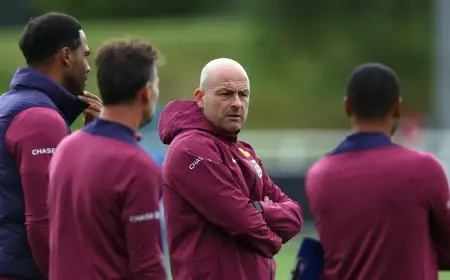 لي كارسلي المدرب المؤقت لإنجلترا يشرح سبب عدم ترديده النشيد الوطني