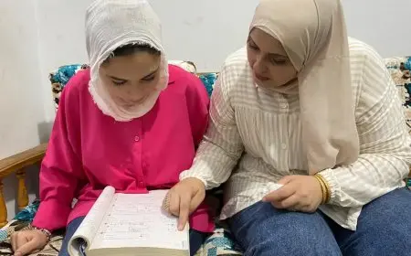 أم وابنتها يتشاركان مقاعد الدراسة.. رحلة العودة إلى التعليم والنجاح في الثانوية العامة