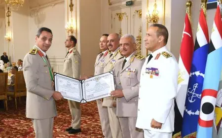 وزير الدفاع يكرم القادة الذين أوفوا العطاء بالقوات المسلحة