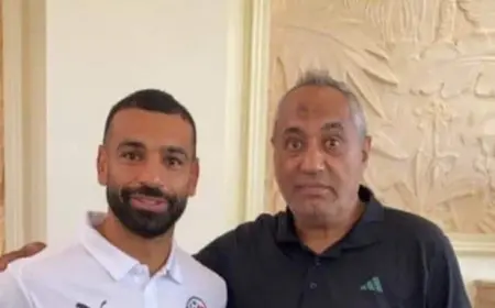 بعد تعرضه لوعكة صحية.. تفاصيل زيارة مكتشف محمد صلاح له بمعسكر المنتخب
