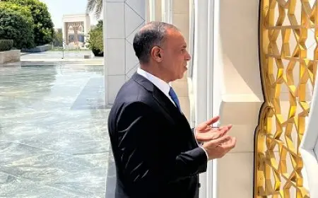 وزير الخارجية يزور ضريح مؤسس الإمارات الشيخ زايد آل نهيان