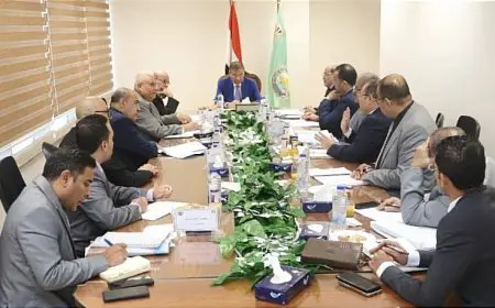 وزير الزراعة يوزع 12 عقدا لمنتفعي الإصلاح الزراعي و5 آلات زراعية بسيطة في الدقهلية