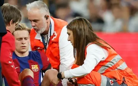 دي يونغ يعارض أطباء برشلونة ويضيف لأزماته مع الإدارة