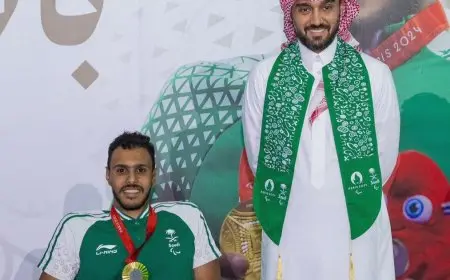 وزير الرياضة السعودي يكرّم البطل البارالمبي عبد الرحمن القرشي