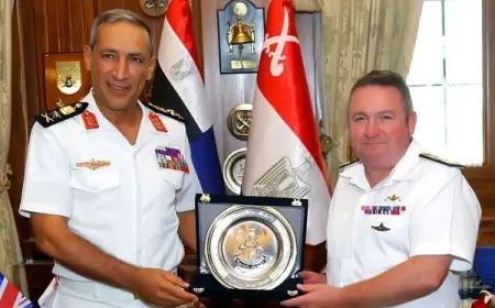 قائد القوات البحرية يلتقي مسئولين عسكريين من بريطانيا وفرنسا