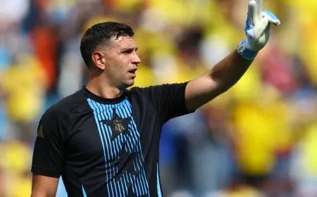 تصرف عدواني من إيميليانو مارتينيز ودعوات لمعاقبته