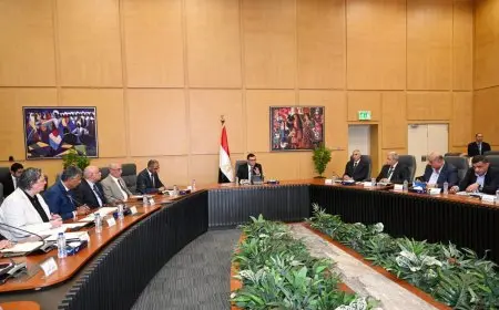 وزير الإسكان يستعرض مشروعات زيادة إمدادات المياه العكرة لمحطة مياه القاهرة الجديدة