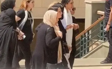 انهيار ابنة إيهاب جلال لحظة وصول جثمان والدها إلى مسجد الشربتلي