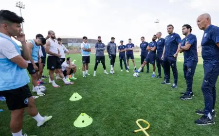 ممدوح عيد يجتمع بلاعبي بيراميدز لتحفيزهم قبل لقاء الجيش الرواندي
