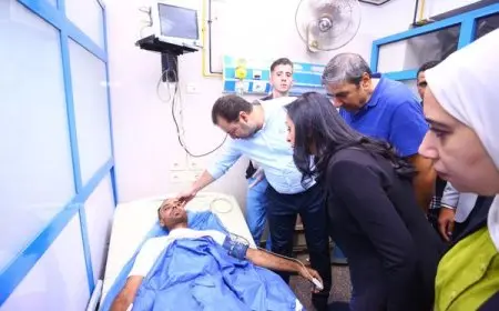 وزيرة التضامن تزور مصابي حادث تصادم قطاري الشرقية بمستشفى جامعة الزقازيق والأحرار