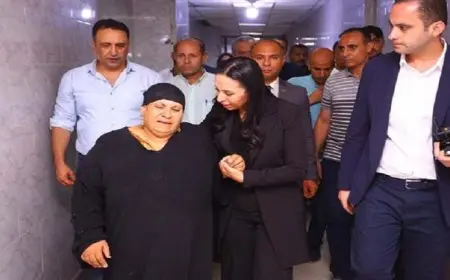 حادث قطاري الزقازيق.. وزيرة التضامن تُعزي والدة الضحايا وترافقها لإنهاء تصاريح الدفن (صور)