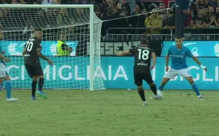 صدام بين مشجعين يوقف لفترة وجيزة مباراة كالياري ونابولي