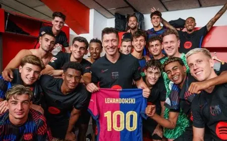 ليفاندوفسكي يحتفل بدخوله نادي المائة مع برشلونة