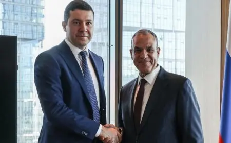 وزير الخارجية: مهتمون بتعزيز العلاقات مع روسيا ودفعها لآفاق أرحب