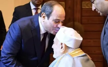 في لفتة إنسانية.. الرئيس السيسي يقبل رأس أحمد عمر هاشم باحتفالية المولد النبوي