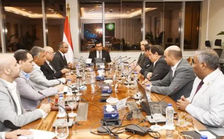 وزير الإسكان يبحث استخدام الحلول المتطورة لإدارة وتشغيل وصيانة منظومة مياه الشرب والصرف الصحى