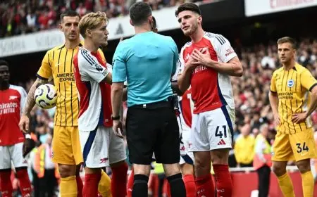 حكم مباراة أرسنال وبرايتون “لم يعجبه” طرد ديكلان رايس