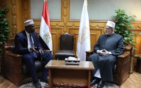 وكيل الأزهر يستقبل وزير الأوقاف الصومالي السابق ويهنئه بتكريم رئيس الجمهورية