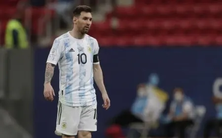 اعتراف مثير.. حكم يجامل ميسي مقابل الحصول على قميصه