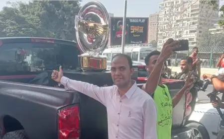 درع الدوري الجديد يمر على بوابات الزمالك قبل تسليمه للأهلي.. صور