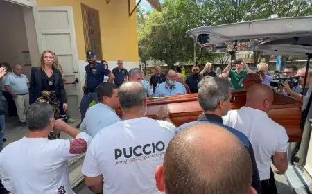 آلاف المشاركين في تشييع جنازة سكيلاتشي أسطورة إيطاليا