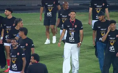 لاعبي الأهلي يرتدون قميص جديد خلال الاحتفال بدرع الدوري
