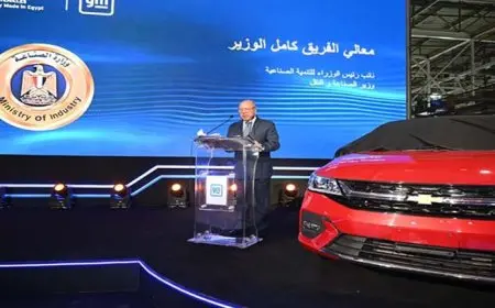 وزير الصناعة يتفقد خطوط إنتاج شركة جنرال موتورز مصر (صور)