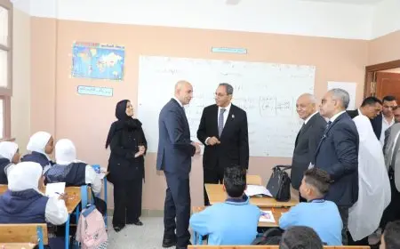 خلال جولته بقنا.. وزير التعليم يشكر معلم متطوع بالمعاش لرغبته في تعليم أبناء بلدته