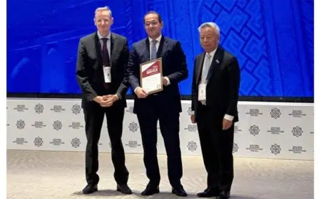 رئيس البنك الآسيوي يكرم “أحمد كجوك” بوصفه عميد المديرين التنفيذيين بالمجلس