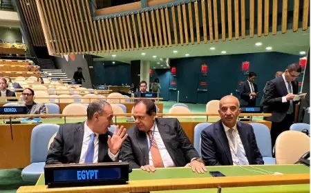 أبو العينين يلتقي بدر عبد العاطي خلال الجلسة الافتتاحية لقمة المستقبل