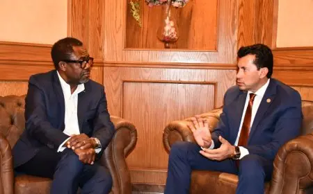 وزير الرياضة يلتقي سكرتير الاتحاد الإفريقي لمناقشة نقل مقر «كاف» إلى العاصمة الإدارية