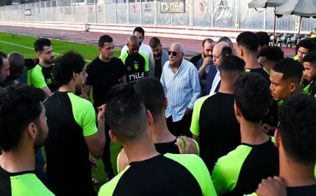 حسين لبيب يؤازر بعثة الزمالك في المطار قبل السفر إلى السعودية لمواجهة الأهلي