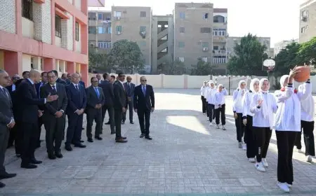 رئيس الوزراء يتفقد عددا من المدارس بمدينة السلام.. صور