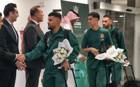 السفير المصري ونائب الرئيس التنفيذي لهيئة الترفيه يرحبان بالأهلي في مطار الرياض