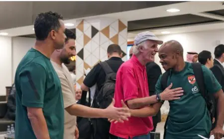 سامي قمصان وعدلي يستقبلان بعثة الأهلي في مطار الرياض