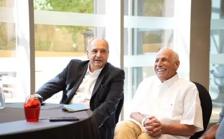 سفير مصر في الرياض يزور بعثة الزمالك قبل مواجهة الأهلي بالسوبر الإفريقي