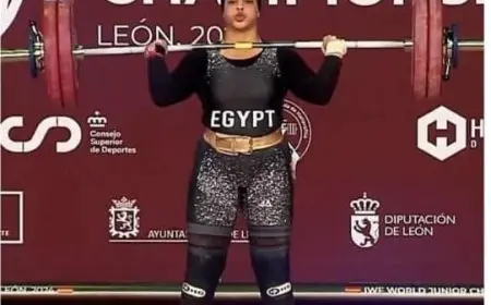 توجت بـ 3 ميداليات ذهبية.. وزير الرياضة يهنئ رحمة أحمد بطلة المشروع القومي لرفع الأثقال