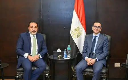 وزير الاستثمار والتجارة الخارجية يلتقي وفد بنك أبوظبي الأول