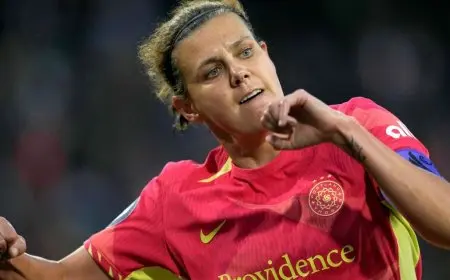 الكندية سنكلير “هدافة العالم” تعلن اعتزال كرة القدم