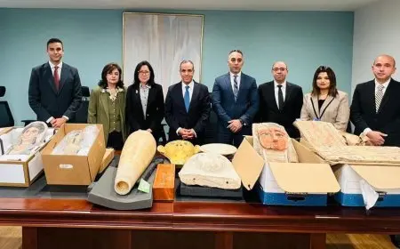 وزير الخارجية يتفقد القطع الأثرية المصرية المستردة في القنصلية بنيويورك