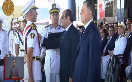 الرئيس السيسي يمنح أوائل خريجي أكاديمية الشرطة نوط الامتياز من الطبقة الثانية