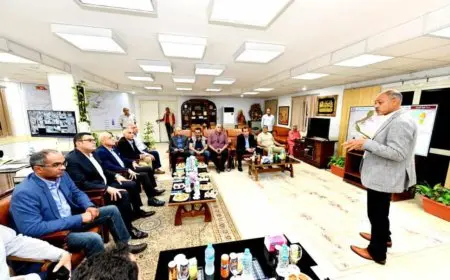 وزير الإسكان ومحافظ الأقصر يتابع موقف المشروعات الجاري تنفيذها بمدينة طيبة