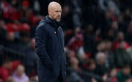 تن هاغ يتحدى جمهور مان يونايتد: لن تتم إقالتي وسنبقى معاً