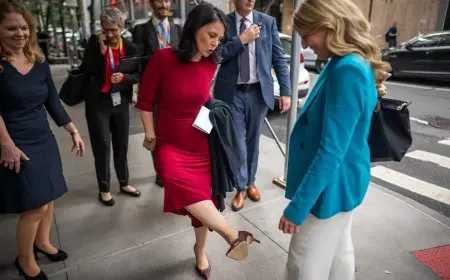 بسبب حذائها الأحمر.. وزيرة الخارجية الألمانية تتعرض لموقف محرج في نيويورك │ صور